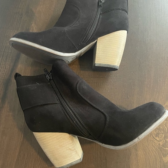 Qupid Black Suede Leather Booties Stacked Tan Heels Size 7 - Picture 3 of 6